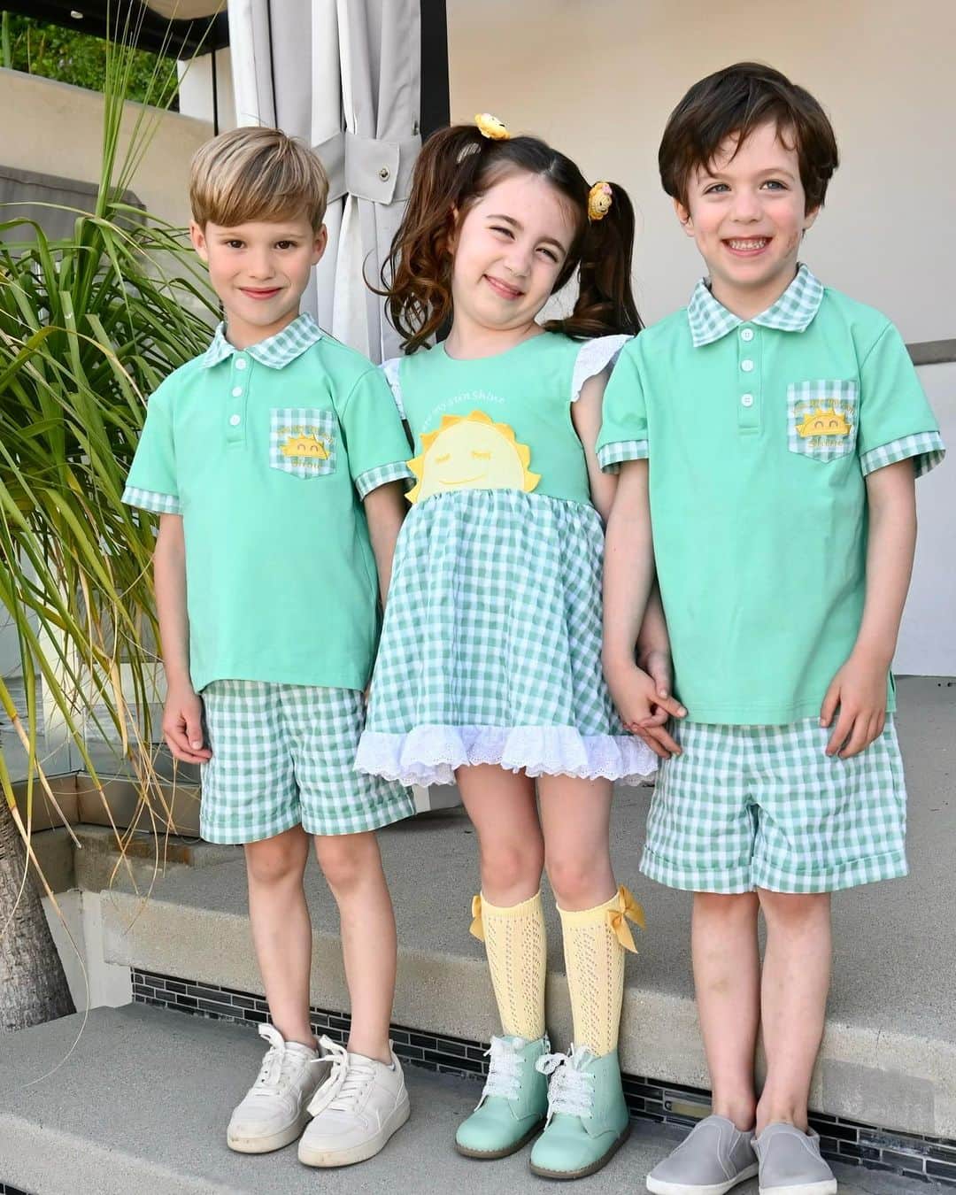 エリック・ウィンターのインスタグラム：「Well this was fun… 😎  little first time modeling gig for my boy big D to celebrate @twinnerificclothing with his friends Kingston and Clementine @capricecrane」