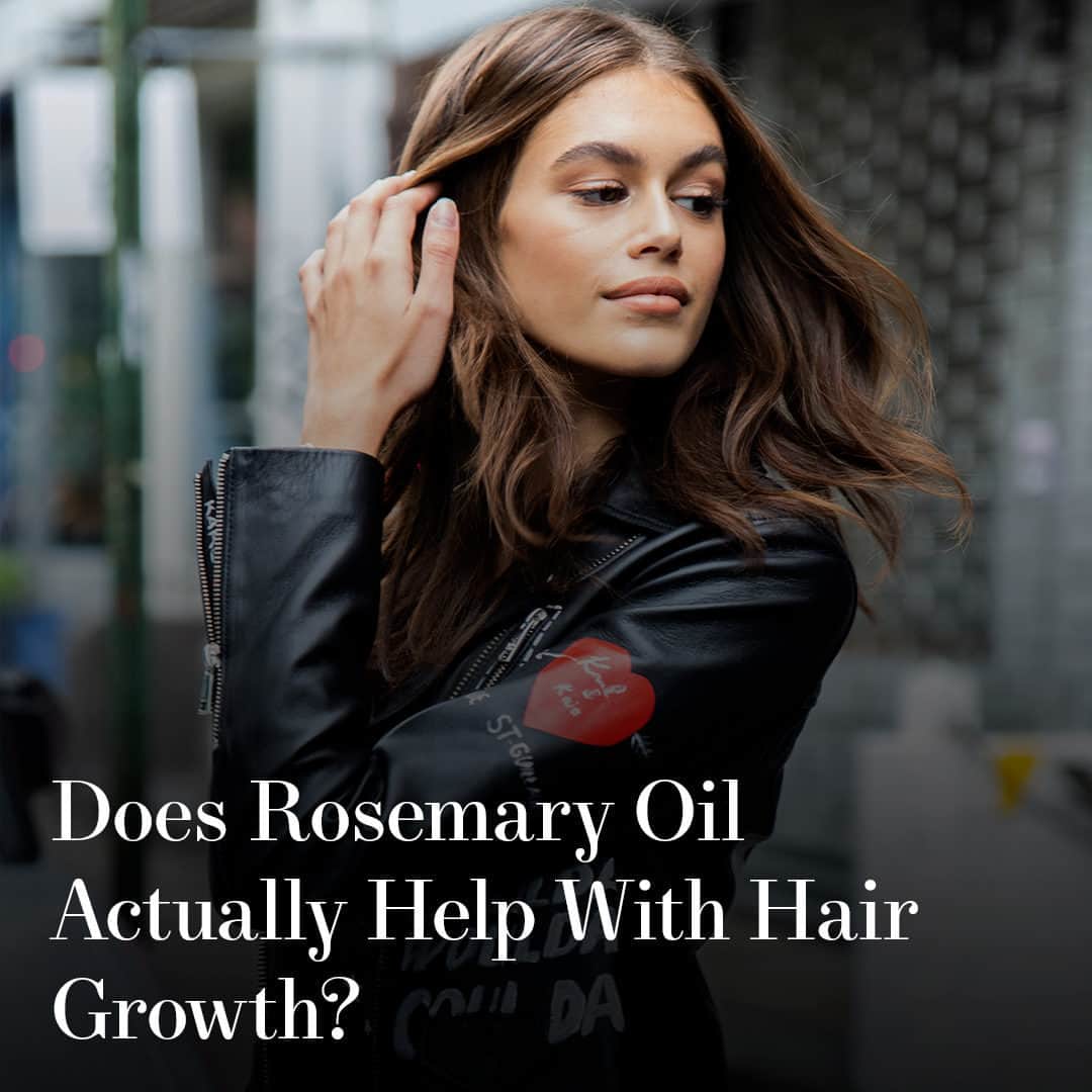 Harper's BAZAARさんのインスタグラム写真 - (Harper's BAZAARInstagram)「Rosemary oil is both antimicrobial and anti-inflammatory, making it a great option for those dealing with dandruff, and it’s especially beloved on TikTok for its potential to help hair growth. But is there any truth behind all the chatter? Yes—well, probably. 👀 Head to the link in bio for more—and how often you should apply it, according to experts.」4月26日 8時30分 - harpersbazaarus