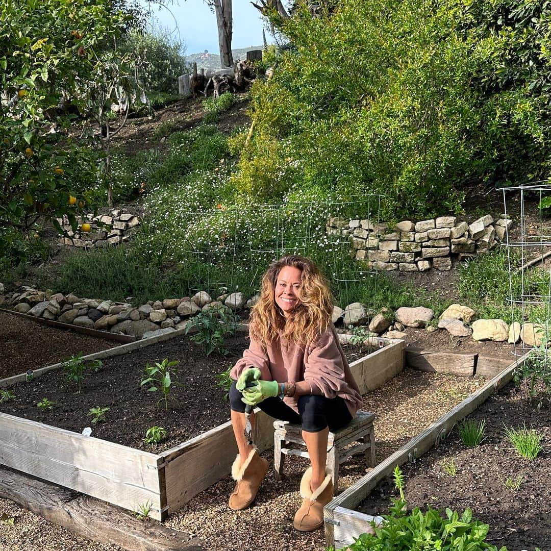 ブルック・バークさんのインスタグラム写真 - (ブルック・バークInstagram)「Just naturally me! There's something about being in nature that makes me so happy 🌿🌱🌼 I'm planting my summer garden, #Spring represents new beginnings in many ways. @brookeburkebody subscribers check your email about this seasons possibilities. 🍃bring nature inside 🌱walk barefoot 🌿listen to the Spring sounds, 🍃plant your own garden」4月26日 8時43分 - brookeburke