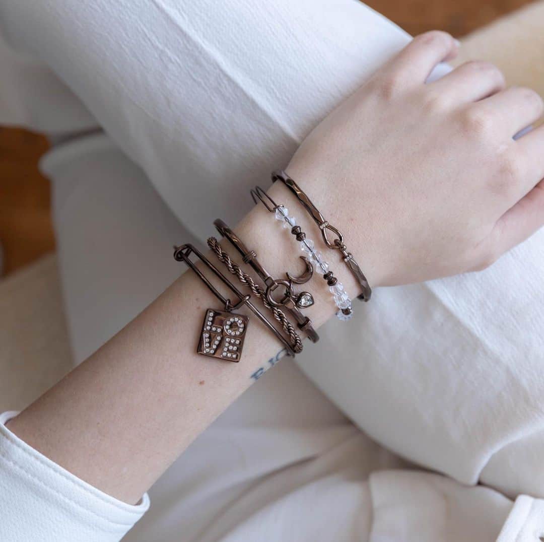 アレックスアンドアニのインスタグラム：「NEW NEW NEW 🍫 Our best-selling chocolate finish is back with new decadent everyday styles.🤎 Enjoy 30% off (everything!!)  for a limited time at #linkinbio.  #chocolate #mothersday2023 #giftsformom」