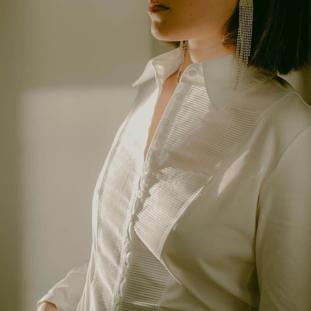 アンフォンテーヌのインスタグラム：「The white shirt is a work of art. 🎨  #annefontaine #parisianchic #designerannefontaine #annefontainess23 #whiteshirt」