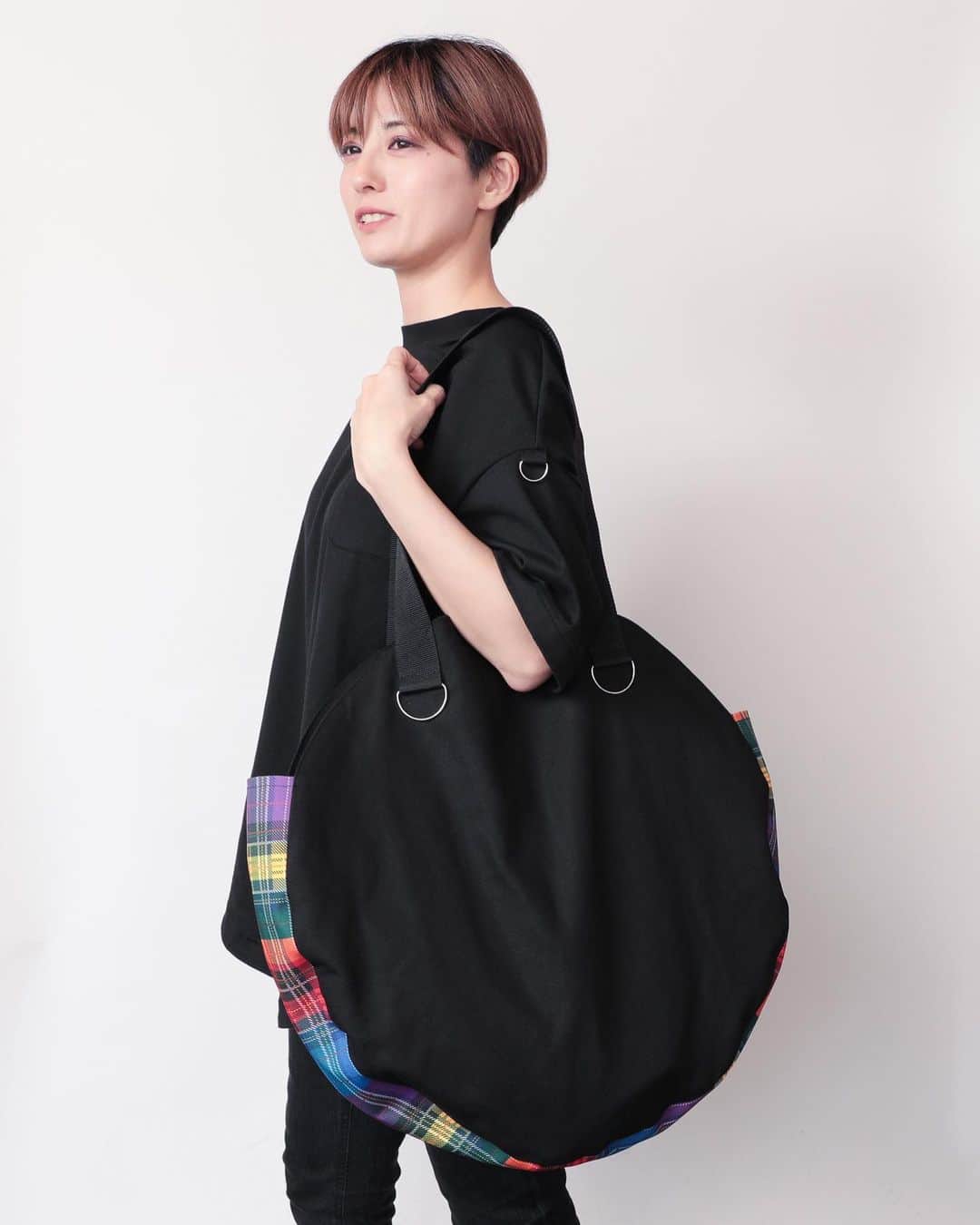 のインスタグラム：「TEARS OF SWAN×RIDDLEMMA-RAINBOW TARTAN CHECK CIRCLE TOTE BAGになります!! 本日からofficial webshop、西武池袋店頭にてオーダー開始ですので宜しくお願い致します😊💻🏬  https://tears-of-swan.shop-pro.jp/?pid=174383714 (5月下旬発送開始)  @tears_of_swan  #tearsofswan  #circletotebag  #totebag  @riddlemma  @ikesei_eventspace  #イケセイ #西武池袋本店」