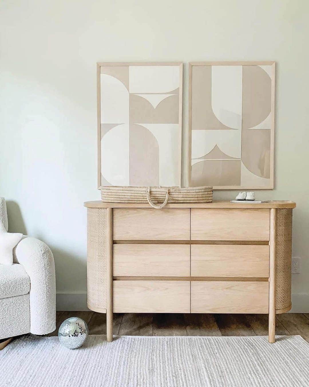 ジャスミン・トゥークスさんのインスタグラム写真 - (ジャスミン・トゥークスInstagram)「Talk about curve appeal. Our effortlessly cool Canyon collection by @leannefordinteriors gets so much love for its of-the-moment style & grow-with-them versatility.   ⭐ ⭐ ⭐ ⭐ ⭐ "Exceptionally well made. We will have it for many many years.” —Online review  → Don’t forget to remove items from the crib before your kiddos go to sleep. 💤  📷: @lindsaympaulson, @selfandspace_, @jillabstencox  #KidsFurniture #KidsRoomDesign #KidsInteriorStyling #LeanneFord」4月26日 8時42分 - crateandkids