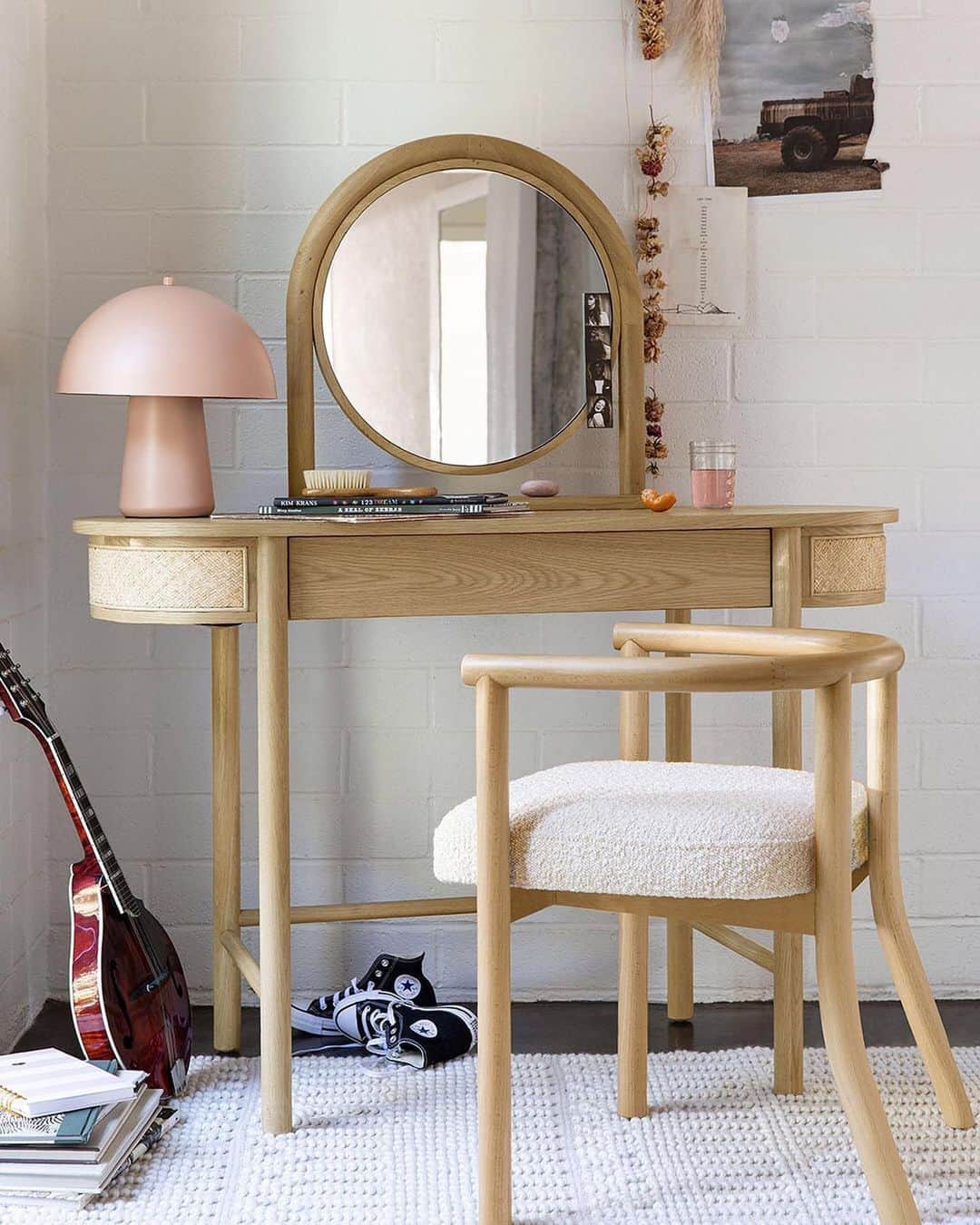 ジャスミン・トゥークスさんのインスタグラム写真 - (ジャスミン・トゥークスInstagram)「Talk about curve appeal. Our effortlessly cool Canyon collection by @leannefordinteriors gets so much love for its of-the-moment style & grow-with-them versatility.   ⭐ ⭐ ⭐ ⭐ ⭐ "Exceptionally well made. We will have it for many many years.” —Online review  → Don’t forget to remove items from the crib before your kiddos go to sleep. 💤  📷: @lindsaympaulson, @selfandspace_, @jillabstencox  #KidsFurniture #KidsRoomDesign #KidsInteriorStyling #LeanneFord」4月26日 8時42分 - crateandkids