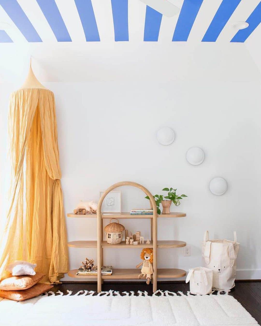 ジャスミン・トゥークスさんのインスタグラム写真 - (ジャスミン・トゥークスInstagram)「Talk about curve appeal. Our effortlessly cool Canyon collection by @leannefordinteriors gets so much love for its of-the-moment style & grow-with-them versatility.   ⭐ ⭐ ⭐ ⭐ ⭐ "Exceptionally well made. We will have it for many many years.” —Online review  → Don’t forget to remove items from the crib before your kiddos go to sleep. 💤  📷: @lindsaympaulson, @selfandspace_, @jillabstencox  #KidsFurniture #KidsRoomDesign #KidsInteriorStyling #LeanneFord」4月26日 8時42分 - crateandkids