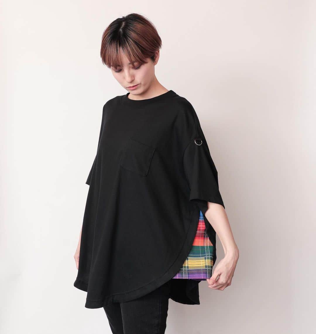 のインスタグラム：「TEARS OF SWAN×RIDDLEMMA-RAINBOW TARTAN CHECK CIRCLE BIG T SHIRTSになります!! 本日からofficial webshop、西武池袋店頭にてオーダー開始ですので宜しくお願い致します😊💻🏬  https://tears-of-swan.shop-pro.jp/?pid=174383723 (5月下旬発送開始)  @tears_of_swan  #tearsofswan  #circlebigt #bigt @riddlemma  #イケセイ #西武池袋本店」