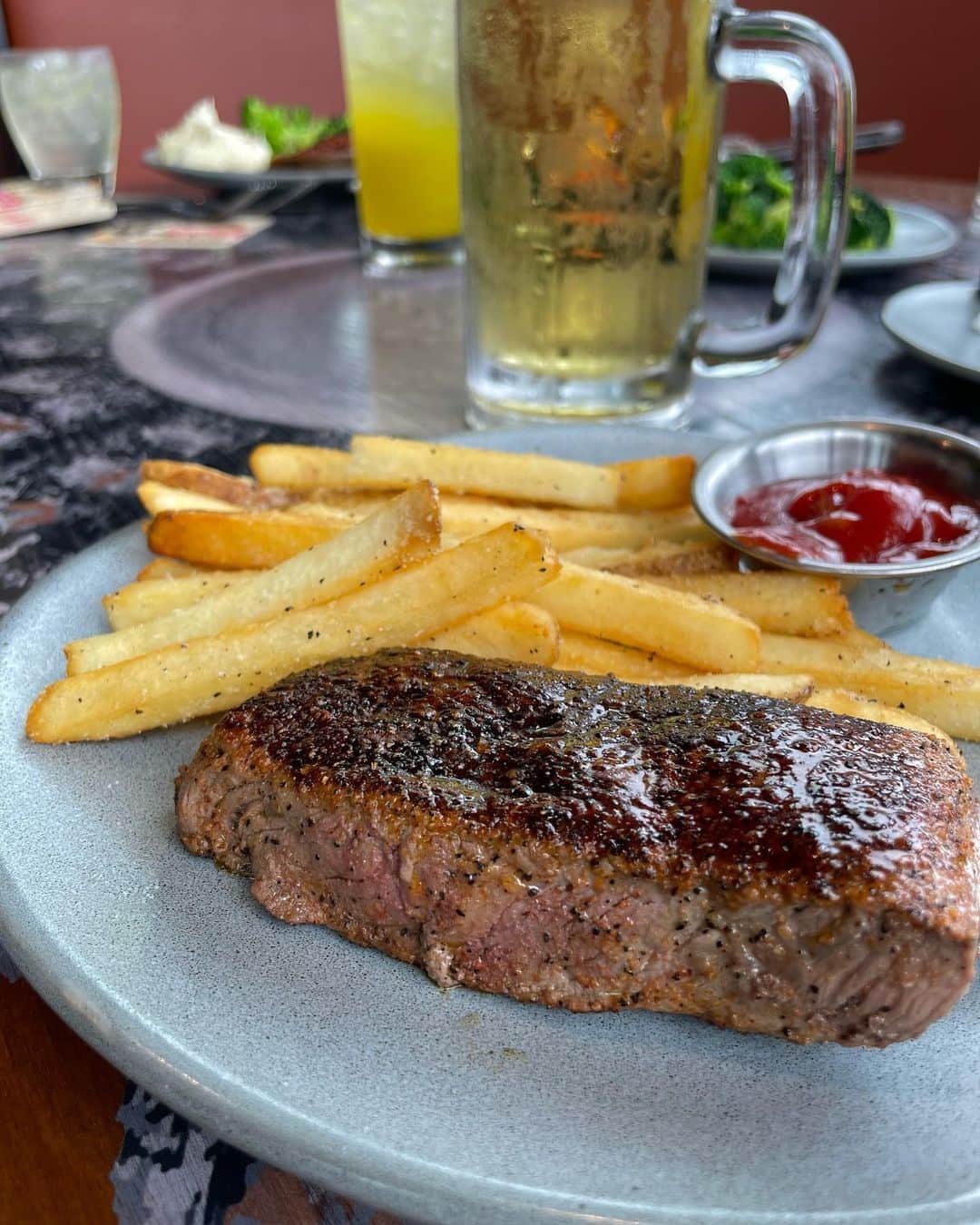 Outback Steakhouseさんのインスタグラム写真 - (Outback SteakhouseInstagram)「Which $13.99 Walkabout Wednesday entree are you choosing - 🥩 or 🍗? Comment below.   Starting at $13.99 every Wednesday at participating locations:  6oz sirloin + 🍟 + 🍺  Chicken on the Barbie +🍟 + 🍺」4月26日 8時46分 - outback