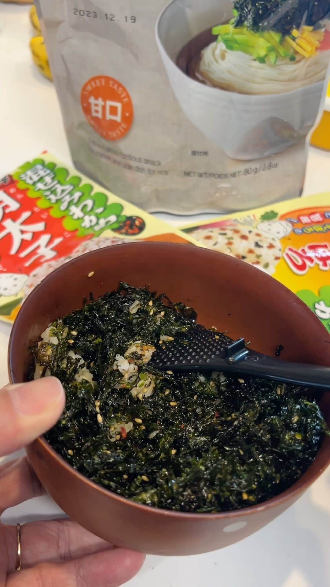 kougeishaのインスタグラム：「配信で食べる今日のおにぎり🍙」