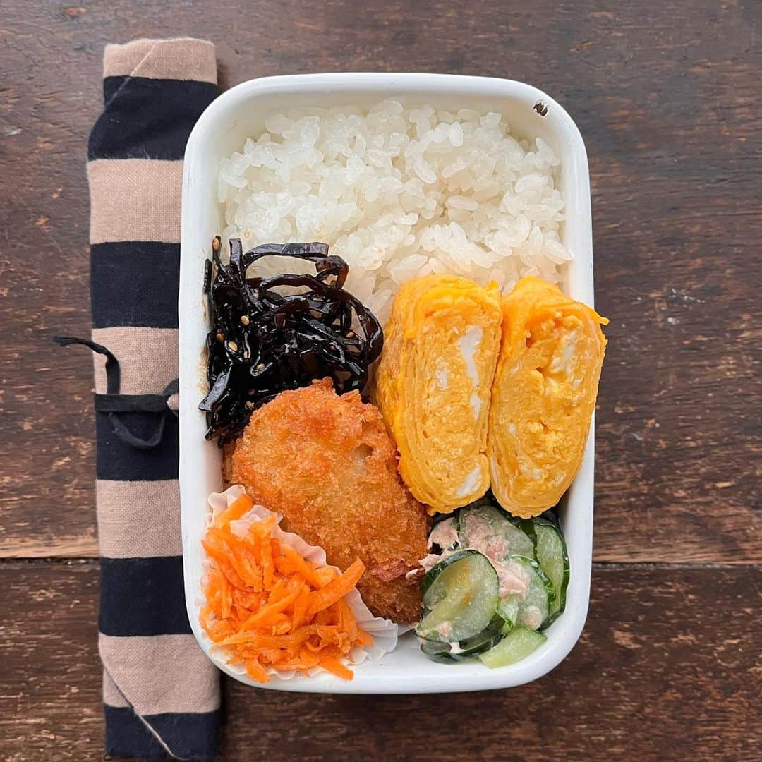 Rocoのインスタグラム：「04.26 豚カツ(スーパーで購入) 甘い卵焼き ツナマヨきゅうり にんじんラペ ごはんに胡麻昆布のせ  #roco弁 #お弁当#obento#bento#大学生弁当#野田琺瑯」