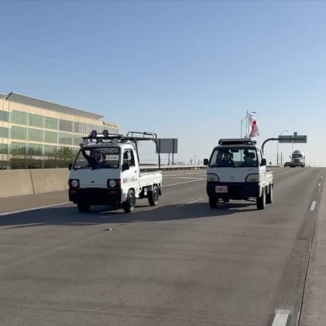 スティーブのインスタグラム：「BIG Texas roads and TINY Japanese Kei trucks. Check out the full video on Steve’s POV. でかいテキサスを走るチビな日本の軽トラたち🇯🇵」