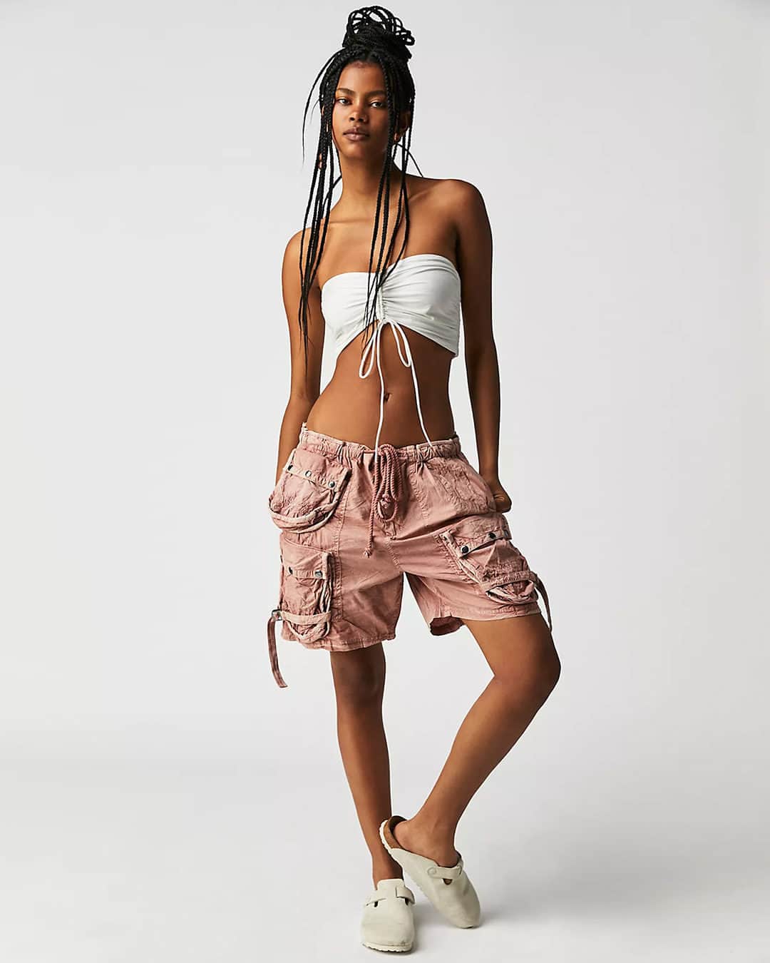 freepeopleのインスタグラム：「These classic utility-inspired shorts are great for everything from festival season to summer vacation. Link in bio.」