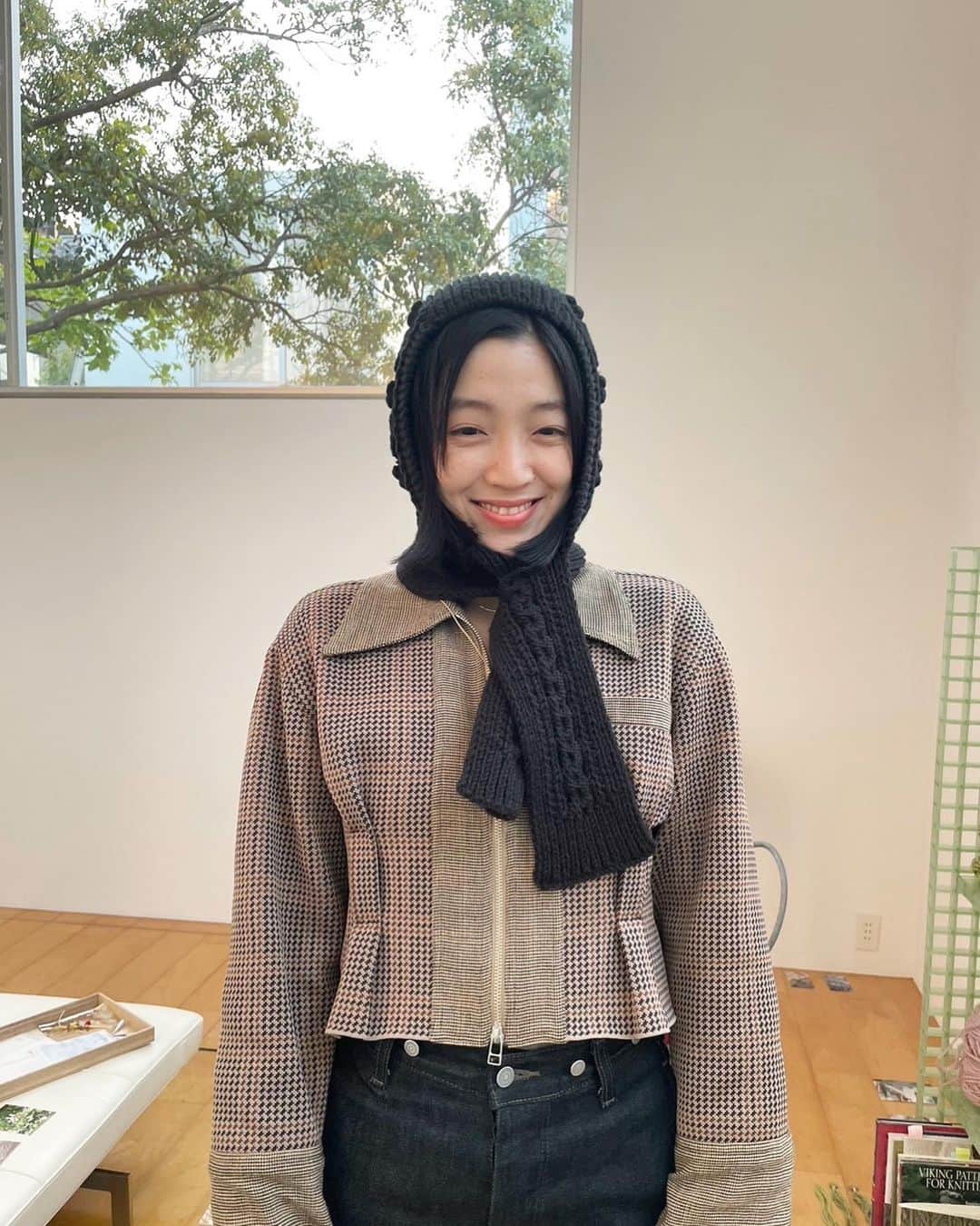小谷実由のインスタグラム：「ずっと欲しかった @yuki__fujisawa のニット帽。白も可愛かったけどワカメ色に一目惚れしました🌿 小さい頃から頭の先がなんか尖っている🪨」