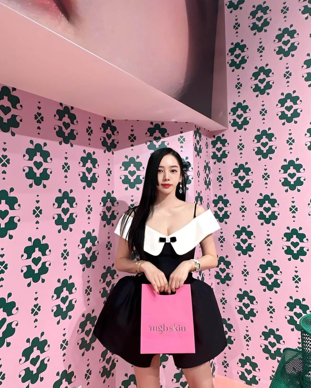 megbabyのインスタグラム：「@mgb_skin 3周年POPUP初日 たくさんのご来店ありがとうございました💖💚💖💚  みなさんのキラキラしたお顔を見れて直接感謝の気持ちをお伝えできて嬉しかったです🥺🫶🏻✨ 寒い中お待たせした方や、遠くから来てくださった方、今年も来てくれた方や初めての方、すべての方に感謝しております😭 本当にありがとうございます😭💕  私も少し肌寒かったので1部2部と衣装チェンジを😂 息子もママのお店！おっきいママいる！と喜んでくれました🥰💕  本日は雨ですので☔️暖かくして来てくださいね🐸 私は何を着よう😂🤪」