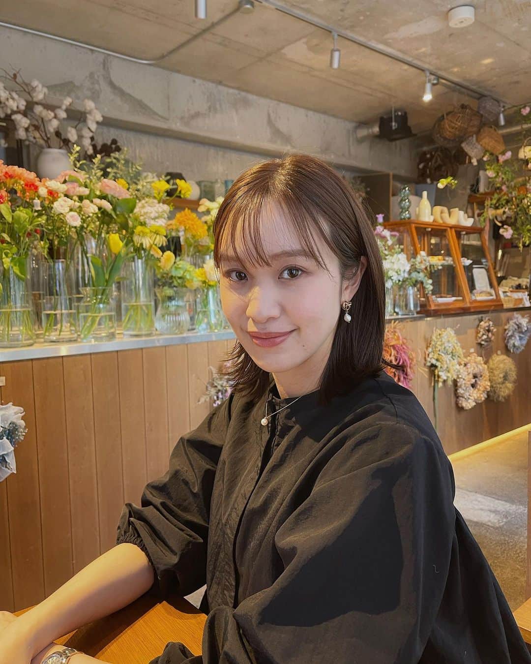 のインスタグラム：「💇‍♀️🤍 　 　 　 　勢いで作った前髪と何億年ぶりのカラー🤎が 　好評で非常に気分が良ろしいわたし👋← 　 　 　 　👨🏽と２人でゆっくり☕️タイムもあと少しか〜 　なかなか感慨深いものです💭 　改めて今を大切にしよう。 　 　 　 　 　 　 　 　 #プレママ #初マタ #マタニティ #マタニティコーデ #プレママライフ #臨月妊婦 #妊婦ヘア #妊娠記録 #第一子妊娠中  #妊娠10ヶ月 #ショートボブ #前髪カット  #卒花嫁 #卒花 #出産準備 #夫婦デート」