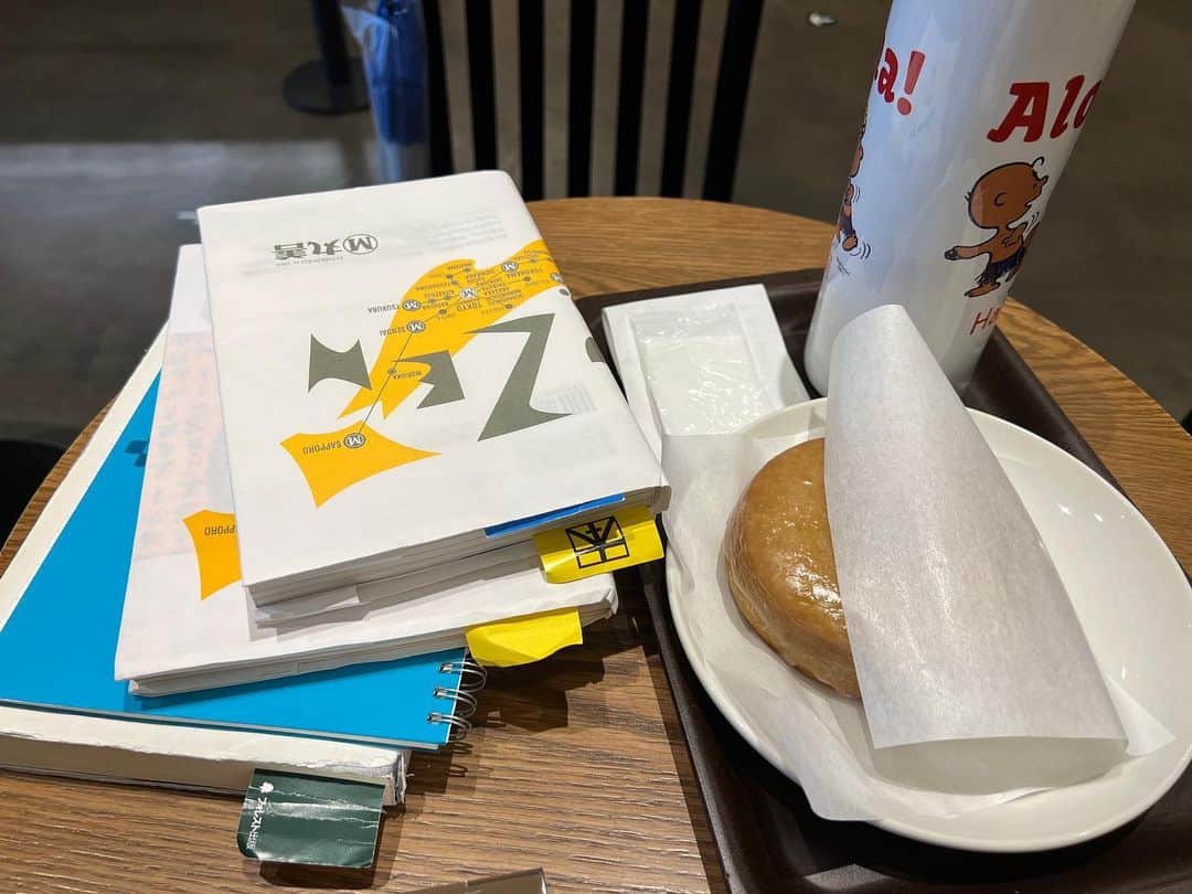 坂口和也のインスタグラム：「この時間はとても貴重📖 #本 #読書 #演技 #勉強 #英語 #📖 #✏️ #日々勉強 #俳優」