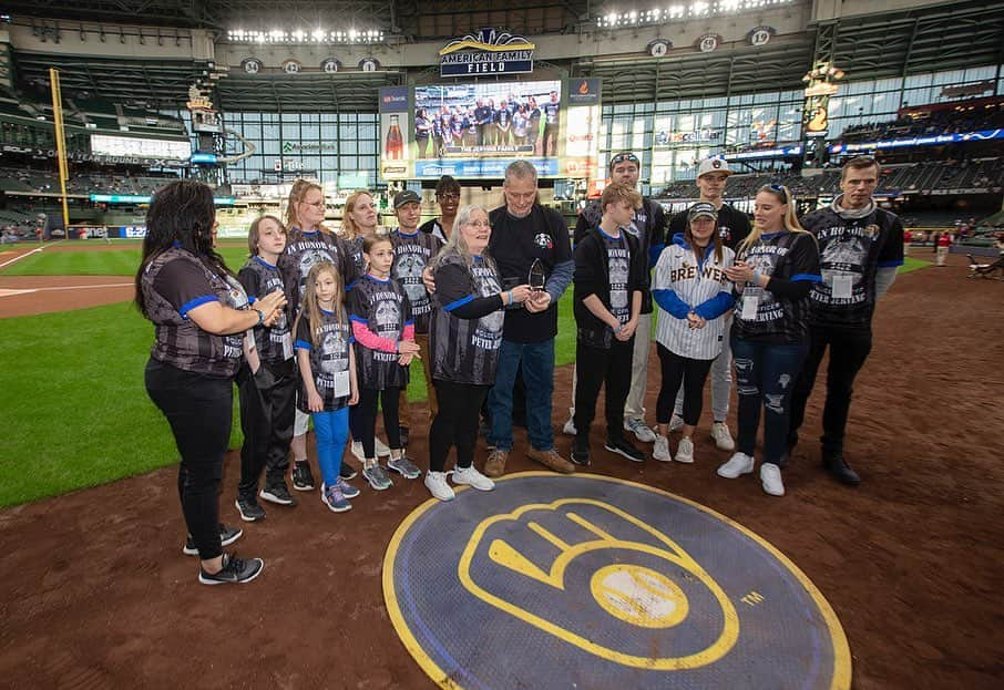 ミルウォーキー・ブルワーズさんのインスタグラム写真 - (ミルウォーキー・ブルワーズInstagram)「Before tonight’s game, fallen Milwaukee Police Officer Peter Jerving was recognized as the first recipient of the Brewers Hometown Champions Award.  Peter made the ultimate sacrifice for his community on Feb. 6, 2023 when he was fatally shot in the line of duty.  #ThisIsMyCrew」4月26日 9時08分 - brewers