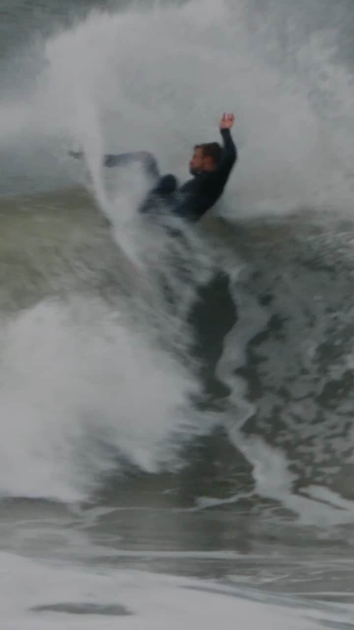 のインスタグラム：「Couple cleeps from new @2percent_surf tube vid @ home with the boy @griffin_cola ✂️✂️✂️✂️✂️  🎥 @eetronn」