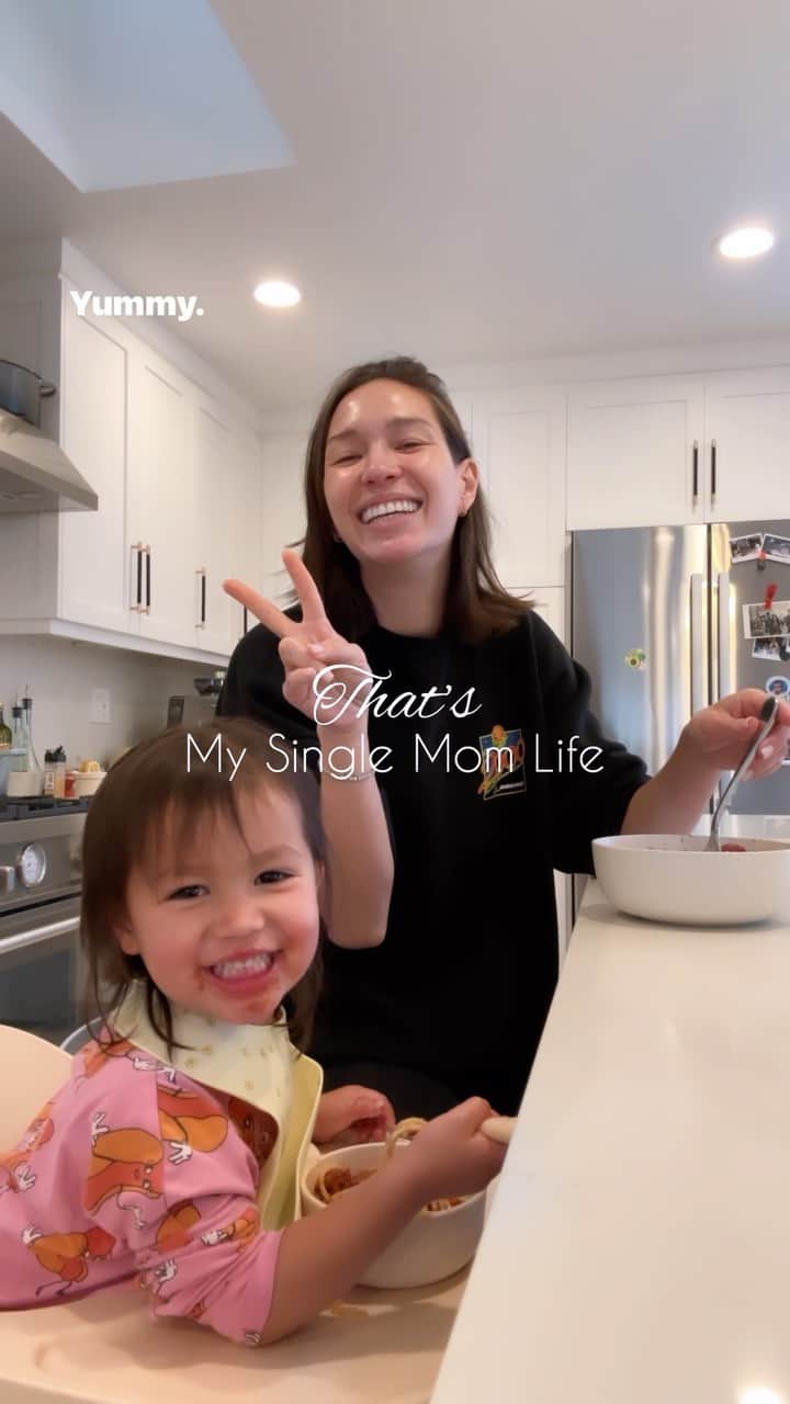 Livのインスタグラム：「#MOMDAYS I polled and was surprised you wanted to know about #soloparenting Here’s a peek into the start of the week! #batchcooking a bolognese or some kind of pasta preps her lunches and leftovers + sets our week right. Better make it tasty 👅✨#recipesharing is caring. Comment or DM me what you would like to know more of ❤️」