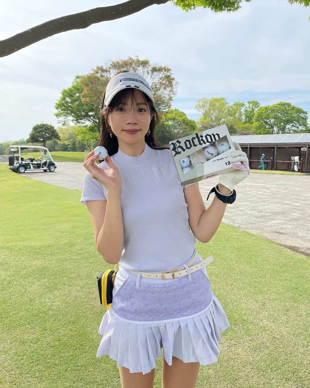 古田ちさこさんのインスタグラム写真 - (古田ちさこInstagram)「⭐︎彡  先日のキングフィールズ 🏌️‍♀️ 新しいゴルフボールでまわってみました 🆕  4月28日発売の @rockongolf_official  "ロックオンバディ"  ストリートゴルフがコンセプトでおしゃれな星柄4カラー⸝⋆人と被らないから誤球しないしアライメント命な私には嬉しいラインもちゃんと入ってる🙆‍♀️✨  ナイスショットも出来たし心強い相棒です✌️  ▷ @rockongolf_official   ウェアは全身 @lecoqsportifgolf_rijoume 💜  #ゴルフ#golf#rockon#ストリートゴルフ#ゴルフ好き#ゴルフ女子#PR   #ゴルフボール#golfswing#キングフィールズゴルフクラブ#ゴルフコーデ#ゴルフウェア#ゴルフウェアレディース#ゴルフ女子コーデ#ゴルフスイング#ゴルフ場#ルコック#ルコックゴルフ#ルコックスポルティフ#rijoume#リジューム#lecoqgolf#lecoqsportif#lecoq#ルコック女子」4月26日 9時20分 - chisakofuruta