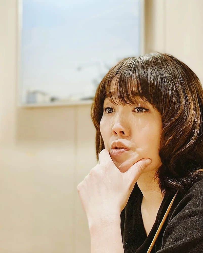 隅田美保のインスタグラム：「///  いつぞやの私。  #隅田美保 #最近よく友達が写真撮ってくれる #ありがたい #アゴ支えオバサン」