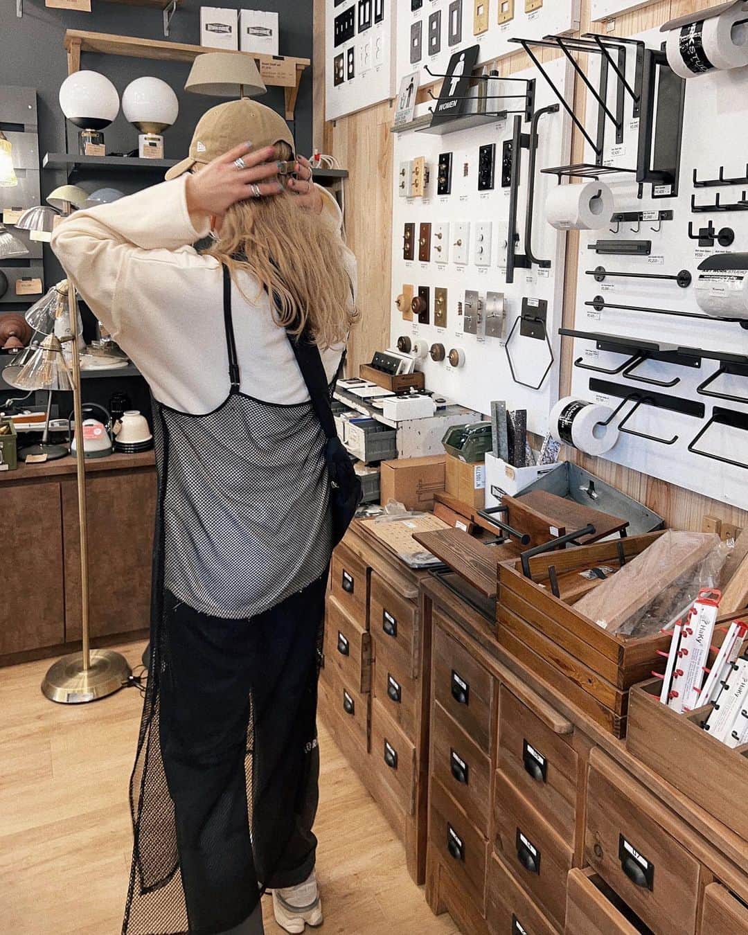 natsupoo0315のインスタグラム：「こないだ時計買いに行った おしゃれな雑貨屋さん🫶  パンツは形きれいだから ヒールやパンプスにも合わせられる スウェットパンツ♡ スミクロかわいすぎる🫶  @mivialoca   このロゴがかわいいミラーも 買ったけど我が家には しっくりくるところが見つからず🥹🪞  #大人カジュアル#カジュアル#高身長#高身長コーデ#メンズライク#骨格ナチュラル#カジュアルコーデ #newbalance9060#ニューバランス9060#pr」