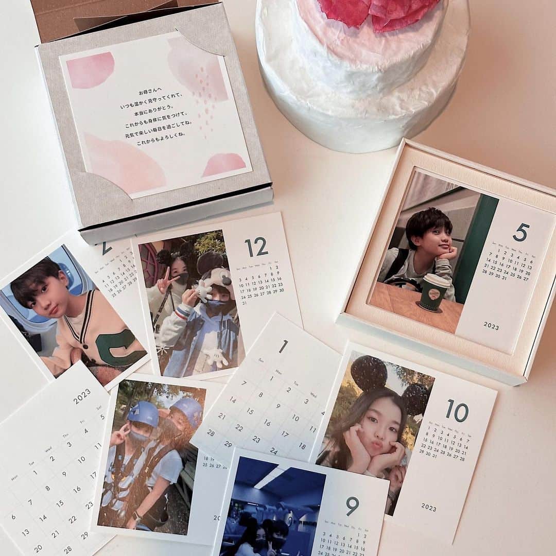 喜田彩子さんのインスタグラム写真 - (喜田彩子Instagram)「⁡ ⁡ 今年も母の日のギフトに @okuru_calendar の カレンダーボックスを作りました☺️💘 ⁡ しょっちゅう会える距離ではないので 孫たちはすぐに大きくなってしまうし 義実家に行くと年賀状や子供達の写真を リビングに飾ってくれているのを見てから 孫グッズを贈っています♡ ⁡ ⁡ ⁡ 一緒にお花を送ることができる母の日限定パッケージ💐 ⁡ アプリで5分もあれば注文できるし 手書きの文をメッセージカードに印刷して 添えることもできるのでギフトにぴったりだよ👌🏻✨ ⁡ 毎月めくって楽しんで欲しいな☺️🫶🏻💕 ⁡ ⁡ 10%offクーポンが発行されたので、是非使ってね〜！！ クーポンコード：ayaco514 有効期限：母の日受付終了まで ⁡ ⁡ #okuru #母の日 #母の日ギフト #母の日プレゼント #pr #mama #mothersday #カレンダー #お母さんありがとう」4月26日 9時45分 - ayacokida