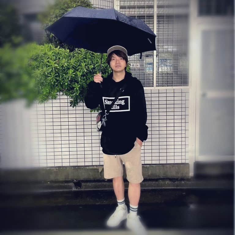 のインスタグラム：「おはようございます☔️  雨ですなー 寒いですなー  体調管理しっかりやっていきましょ  #短パン #タンパンマン #雨 #折りたたみ傘 #ハッシュタグ無駄遣い #fr2 #smokingkills」