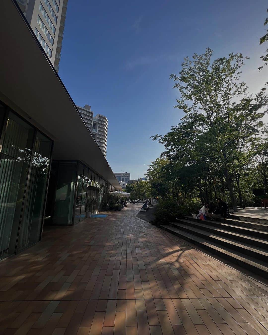 日下裕江さんのインスタグラム写真 - (日下裕江Instagram)「ののあおやま ショップ＆レストラン  気付いたら 北青山にこんな複合施設ができてた😳‼️  まるで代官山のアドレスや、T-SITEエリアみたいな雰囲気✨  ののあおやま施設内にある 『IL LUPINO PRIME TOKYO』でランチ🍽️  テラスはペット可ですよ🐶💕  日の当たるテラス側は、 暖かくて、 雰囲気も凄く良かったです❀.*･ﾟ  食事も美味しかったな😋  １階のログロードみたいなエリアには 沢山ベンチがあったり、川が流れてたり、鯉のぼりが上がってたり🎏、 キッチンカーがあったり、公園もあるので、親子が沢山いました👪  他にも色んなレストランが入っているので、また来たいな♪  #ののあおやま #北青山 #青山 #表参道 #代官山みたい #複合施設 #憩の場 #憩いの場 #お洒落カフェ #お洒落レストラン #ペット可カフェ #ペット可レストラン #ペット可カフェ東京 #ペット可レストラン東京」4月26日 9時48分 - hiroe___h