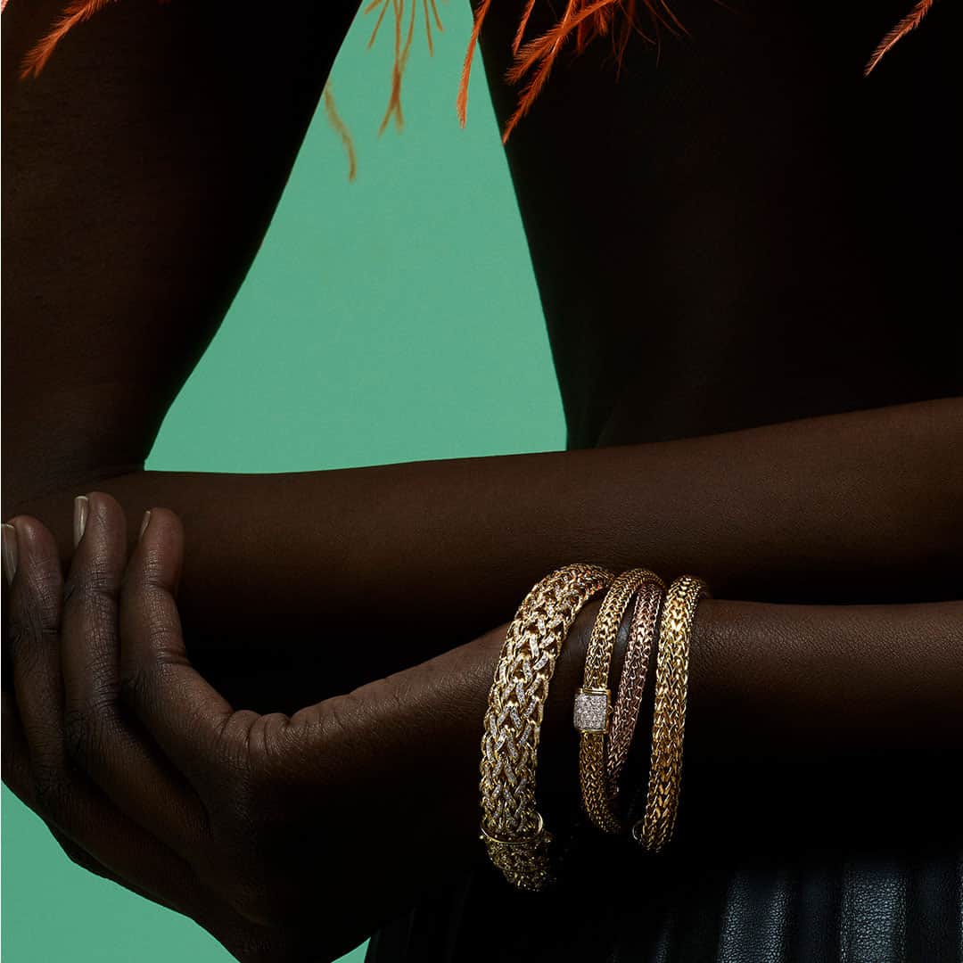 ジョン ハーディーのインスタグラム：「Stack her wrist in luxe #MothersDayGifts that tie us together.」