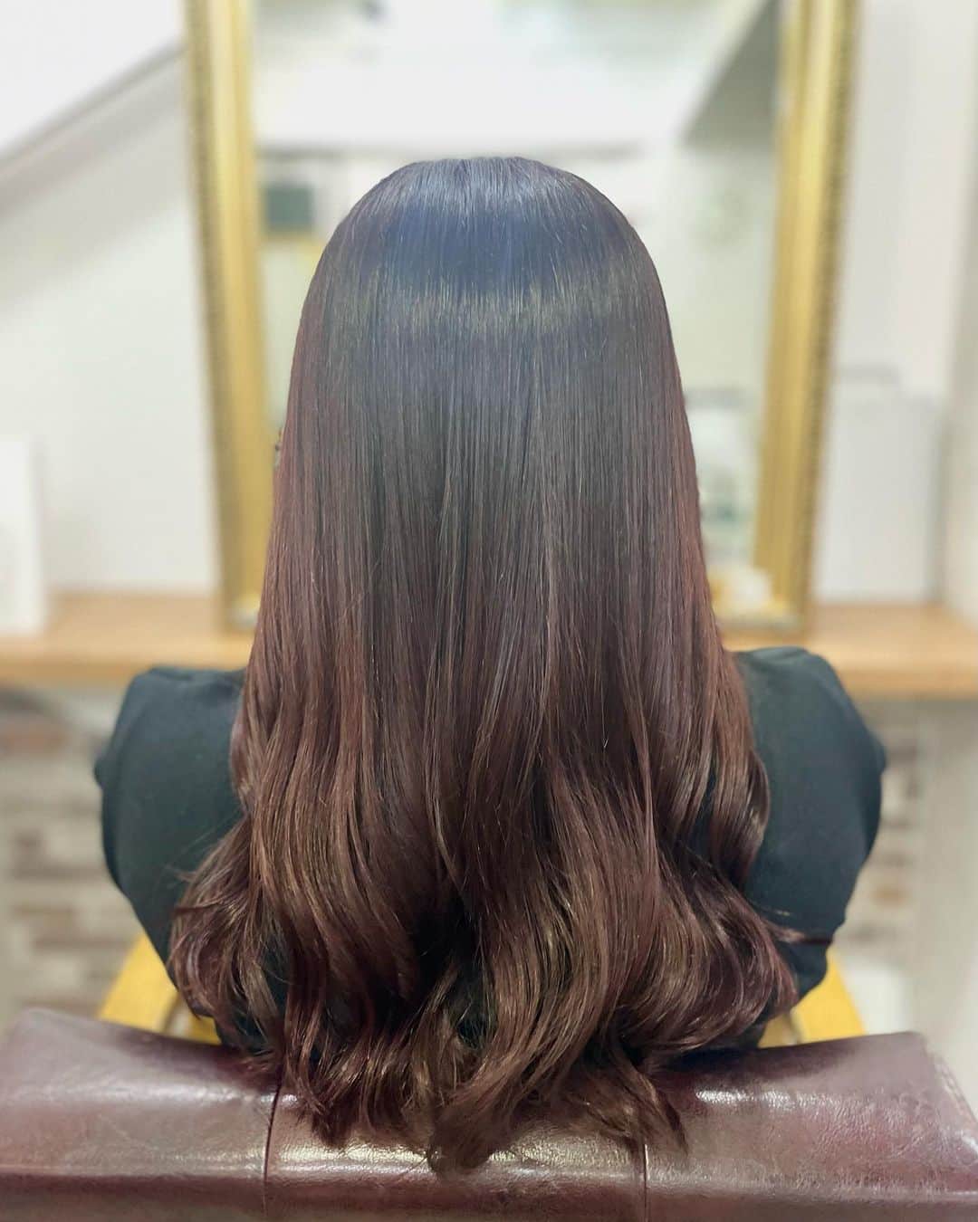 salon PRATiNO(サロンプラチノ)のインスタグラム：「. ダークピンクブラウンカラー  ブリーチなしで艶髪へ♪ ナチュラルカラーも得意です😊  #hair#pratino#clavis#ハイトーン#韓国ヘア#デジパ#縮毛矯正#名古屋美容院#栄美容院#ショートカット#ウルフカット#透明感カラー#クラビス#酸熱トリートメント#ダメージ毛#ヘアサロン#女性スタッフのみ#初めてのブリーチ#白髪染め#ペールカラー#エクステ#シールエクステ#ヘアメ#アイブロウ#メンズアイブロウ#メイク#ファイバープレックス#スタッフ募集」