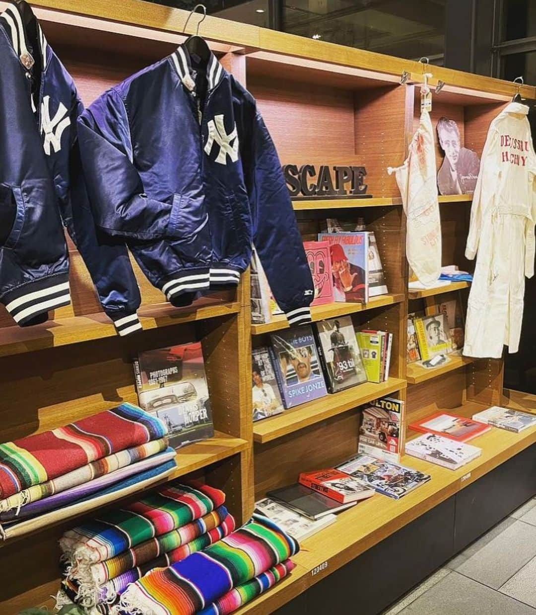 DROP...vintage select shopさんのインスタグラム写真 - (DROP...vintage select shopInstagram)「映画のワンシーンの台詞を 口ずさみながら、意気揚々とアクセルを踏み込む休日のドライブ。ハリウッドスターさながら、お気に入りのヴィンテージを纏って。  好きなものを選び身に纏う時、それがちょっとしたヴィンテージならさらにご機嫌になれるはず。そんな心踊るアイテムを代官山蔦屋書店に集結させました。  【プロフィール】 DROP (どろっぷ) 2006年スタート。今年の5月で17周年をむかえます。 中目黒、目黒川から一本路地に入った小さな古着屋がDROPです。レディースが６割、メンズ４割。バイヤーが年に4、5回アメリカ西海岸を中心に約5000kmを車で駆け回り1点1点厳選し 買い付けしています。常なフレッシュでワクワクするようなアイテムを ピックする事を心がけています。 instagram:@tokyo_drop  EVERGREEN (えばーぐりーん) 中目黒、目黒銀座商店街で16年めをむかえます。メンズ、レディース共にレギュラーからヴィンテージまで幅広い年代のアイテムを扱っています。古着以外にも雑貨なども扱っています。今回の出店に関しては レギュラーからヴィンテージのメンズアイテム中心となります。 instagram:@bentfork69 instagram:@evergreen_ladys  SCREAMINWHEELS (スクリーミンウィールズ) 2010年に福岡から東京中目黒に移転し、今年で14年目のお店になります。取り扱っているアイテムはOLD BMXを中心にVINTAGE モーター系ワッペンやステッカーもたくさん揃えてます。1980年代位までのガレージカルチャーをコンセプトにしたアイテムをアメリカを中心に世界中から集めてます！1970年代のBMXは、モーターシーンやモーターサイクルシーンからの影響が大きく色々関係性が楽しい時代です。そんな楽しいアイテムを壁から天井からパンパンにストックしたアメリカ好きな人には時間を忘れてずっと居れるお店です。 Instagram:@screaminwheels  素敵眼鏡MICHIO (すてきめがねみちお) 18年間勤めた原宿の老舗古着屋勤務後、2014年2月から、趣味が高じてヴィンテージ眼鏡を特化した素敵眼鏡MICHIOを立ち上げ、様々な店舗のPOP UP STOREにてアメリカ、フランス、イギリス、鯖江で買い付けたヴィンテージ眼鏡を販売。好評を博し、ヴィンテージ眼鏡の販売、卸に更に傾倒していく。そして2017年8月に横浜、日本大通りにフラッグショップ素敵眼鏡MICHIOを開店。近頃はヴィンテージの眼鏡の取り扱いはもちろん、アーティストとのコラボ眼鏡を生産している。近頃は音楽クリエイティブデｨレクター庄司信也氏との眼鏡レーベル「一寸一杯」、ヴィンテージモーターサイクル雑誌RIPPER MAGAZIN の10周年記念モデル、「NO MERCY」の製作などを手掛ける。 Instagram:@sutekimeganemichio」4月26日 9時58分 - tokyo_drop