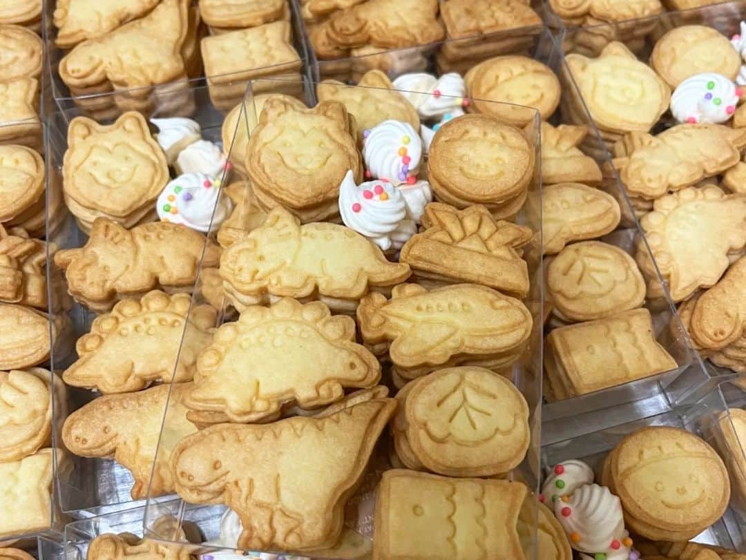 笹塚駅のパン屋さん オパンさんのインスタグラム写真 - (笹塚駅のパン屋さん オパンInstagram)「🖋... [2023.04.26]  おはようございます #オパン です。  お子様から大人まで、楽しめる「こどもの日クッキー」をご用意しました！  子どもたちが楽しめるような、かわいらしいデザインとサクサクで美味しい味わいでお楽しみいただけます。 春の訪れを感じながら、お子様と一緒にクッキーと焼き立てパンをお求めいただけたらと思います。  本日は雨ということもあり、お子様とお出かけしづらいかと思いますが、たくさんご用意しているので、お子様とお出かけ・散歩ついでにご来店いただけたらと思います。  本日も、焼き上がりのパンの香ばしい香りと一緒に、お待ちしております。  __________________________________________  🥖 季節限定  ・せとかのデニッシュ ・アスパラと桜エビ、白味噌味フォカッチャ  __________________________________________  💬 商品のご予約について  以下の商品はご予約ができません。 ・オパンドッグ ・ミルクフランス類(ミルクフランス、あんフランス、コーヒーフランス、ガーリックフランス、明太フランス)  その他のパンは問題なく、ご予約可能です。  💬 ご購入数の制限がある商品 ・ミルクフランスお一人様2本まで  __________________________________________  💬 お支払いについて​ ​ キャッシュレス決済対応しています。 利用できる決済サービスについては、レジ前に掲示しているのでご確認ください。  __________________________________________」4月26日 10時11分 - opan_bakery