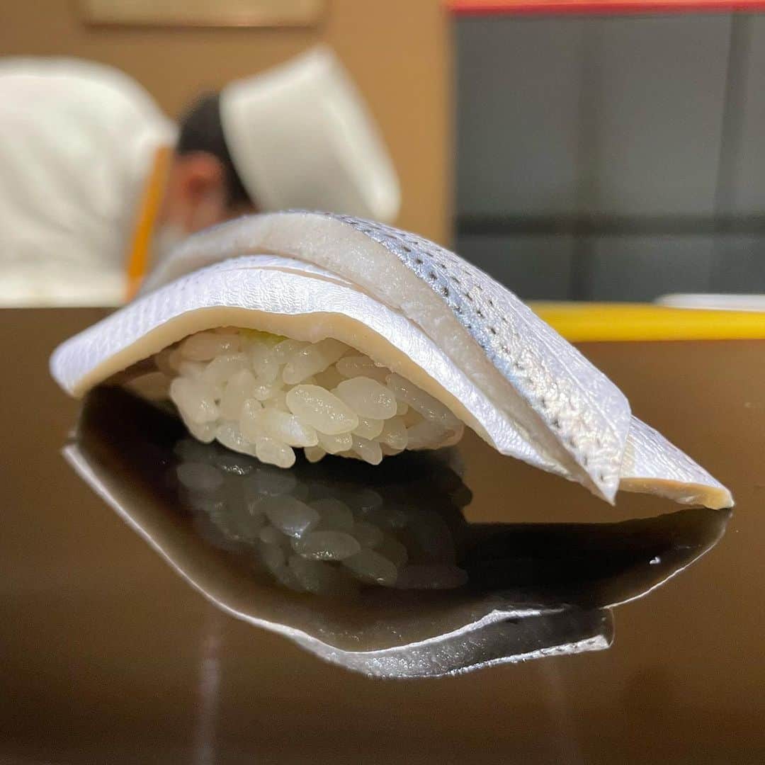 SUSHI KANDA • 寿司神田さんのインスタグラム写真 - (SUSHI KANDA • 寿司神田Instagram)「コハダ Kohada   For reservation: 099.606.0013 Or Line ID 027126639  #sushikanda #sushi #japanesecuisine #sashimi #foodporn #aroi #aroiibkk #ginraidee #paigingun #wongnai #edtguide #bkkmenu #starvingtime #寿司神田 #寿司スタグラム #鮨 #寿司 #すし #やま幸 #バンコク寿司 #銀座グルメ #赤酢 #横井醸造」4月26日 10時07分 - sushi.kanda