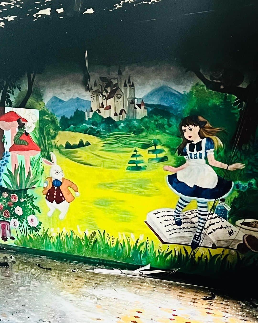 のインスタグラム：「・共同通信・  2023年  4月25日(火)  11時20分頃  共同通信本社  ロビーで  展示してあった  写真  ・  現実  ・  ・  ・  ・  @atripminds2021」