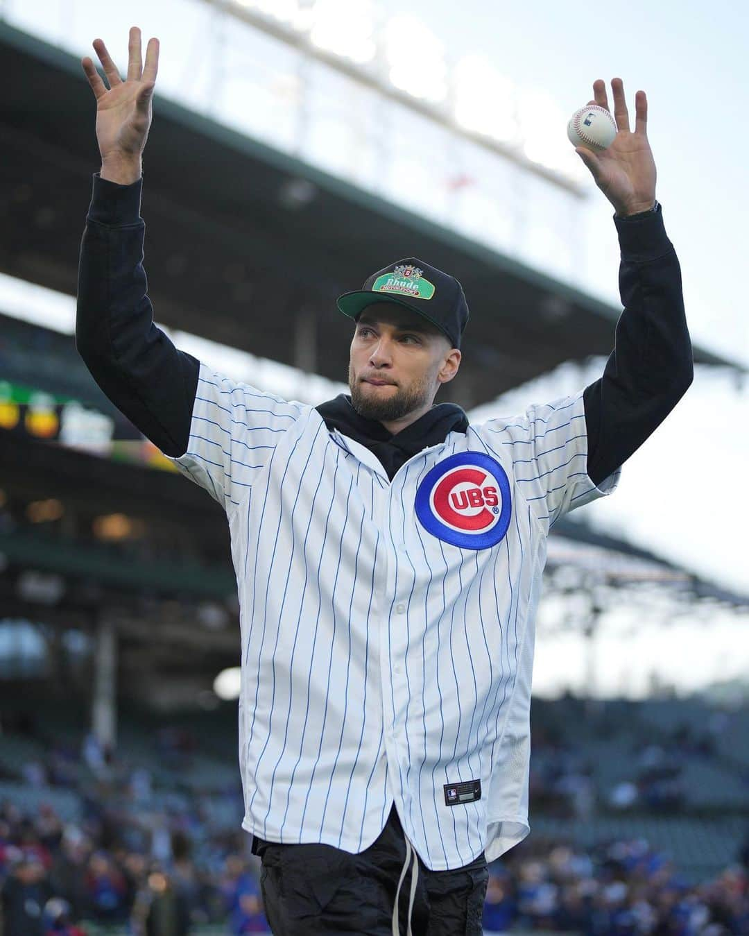 シカゴ・カブスさんのインスタグラム写真 - (シカゴ・カブスInstagram)「Flight 8 has landed at Wrigley Field and he's throwing strikes. ☄️  Thanks for coming out, @zachlavine8! #BullsNation」4月26日 10時09分 - cubs