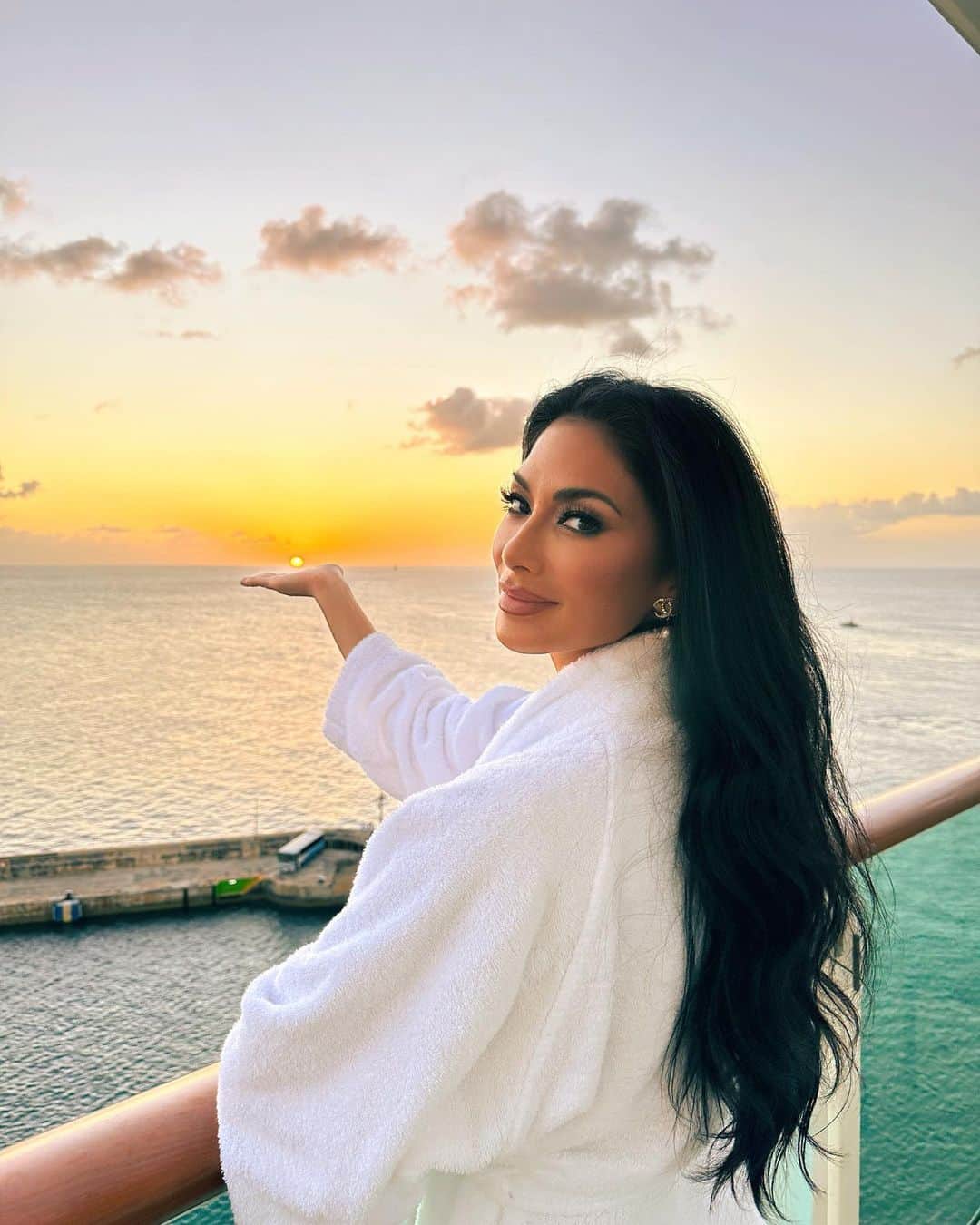 ニコール・シャージンガーのインスタグラム：「I got a handful of sunshine ☀️」