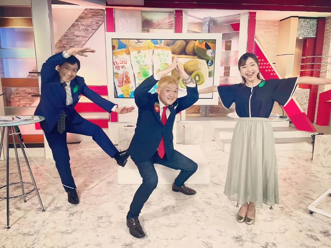 松本隆博のインスタグラム：「。⁡ ⁡昨日は、テレビ生放送出演⁡ ⁡コメンテーターでした(*^^*)。⁡ ⁡…なかなかムズいですねぇ。⁡ ⁡突然にふられるコメントに⁡ ⁡適格に与えられた時間内で⁡ ⁡スパっと‼️‼️‼️は、なかなか。⁡ ⁡⁡‪(´•ᴗ• ก )‬՞ ՞⁡ ⁡⁡⁡ ⁡さて問題！これは3人で何を⁡ ⁡表現してるのでしょう。⁡ ⁡ ⁡還暦少年 松本隆博」