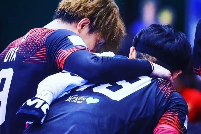 大宅真樹さんのインスタグラム写真 - (大宅真樹Instagram)「2023.4.23 V.LEAGUE 2位🥈 今シーズンもやり切りました。これからの人生、心に残り続ける1日になりました。  栗さんにはたくさん支えてもらったからこそ負けてしまったこと悔しすぎます。恩返しも何もできず終わってしまいました。 ほんとにごめんなさい。そしてありがとうございました。  遥輝、ほんとは現役引退止めたかったよ。早すぎるしまだやれるじゃんってずっと思ってたよ。でも遥輝の選んだ道は全力で応援する！最後勝てなくてごめんね。そして５年間近くにいてくれてありがとう！  2人とも本当にお疲れ様でした。  僕も2人のようににかっこよく自立した人間になれるようこれからも精進していきます。 もっともっと上を目指して28歳も頑張ります💪💪 負けちゃったから誕生日もお祝いしづらかったですね😂 ファンの皆様も長いリーグ戦一緒に走り抜いていただきありがとうございました。 リベンジするまでまた一緒に頑張りましょう🙋‍♂️  #サントリーサンバーズ #ありがとう #ある意味忘れられない誕生日  #これも人生　#前向きに #大好きなチームでした #濃い5シーズンありがとう」4月26日 10時14分 - ma_kn9