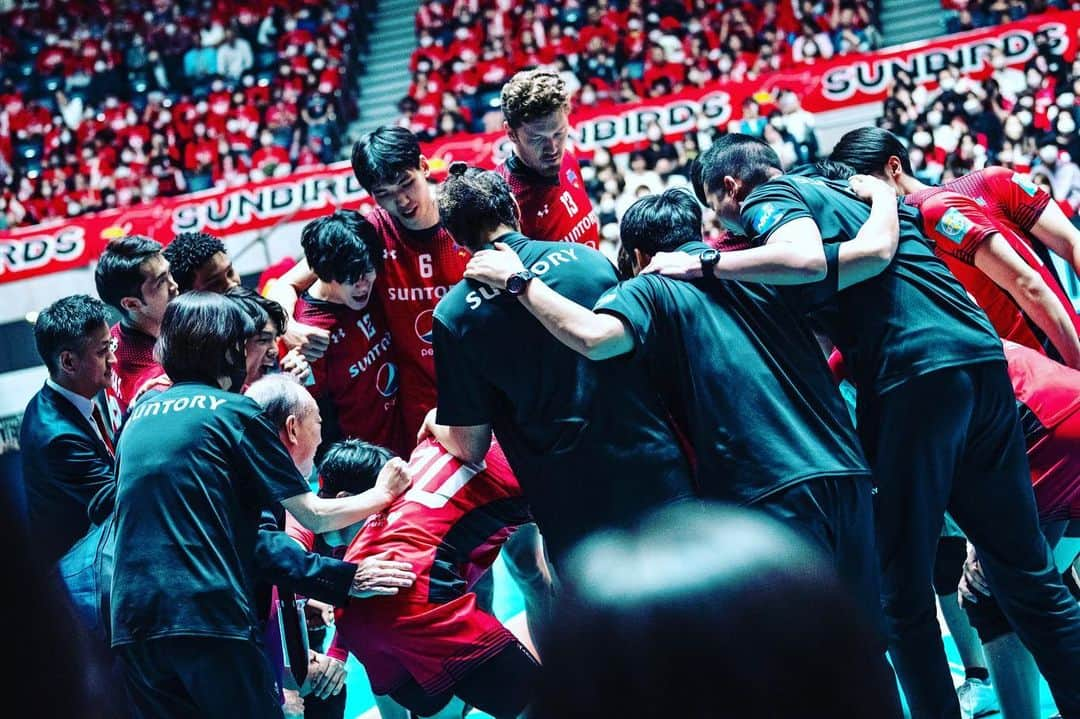 大宅真樹さんのインスタグラム写真 - (大宅真樹Instagram)「2023.4.23 V.LEAGUE 2位🥈 今シーズンもやり切りました。これからの人生、心に残り続ける1日になりました。  栗さんにはたくさん支えてもらったからこそ負けてしまったこと悔しすぎます。恩返しも何もできず終わってしまいました。 ほんとにごめんなさい。そしてありがとうございました。  遥輝、ほんとは現役引退止めたかったよ。早すぎるしまだやれるじゃんってずっと思ってたよ。でも遥輝の選んだ道は全力で応援する！最後勝てなくてごめんね。そして５年間近くにいてくれてありがとう！  2人とも本当にお疲れ様でした。  僕も2人のようににかっこよく自立した人間になれるようこれからも精進していきます。 もっともっと上を目指して28歳も頑張ります💪💪 負けちゃったから誕生日もお祝いしづらかったですね😂 ファンの皆様も長いリーグ戦一緒に走り抜いていただきありがとうございました。 リベンジするまでまた一緒に頑張りましょう🙋‍♂️  #サントリーサンバーズ #ありがとう #ある意味忘れられない誕生日  #これも人生　#前向きに #大好きなチームでした #濃い5シーズンありがとう」4月26日 10時14分 - ma_kn9