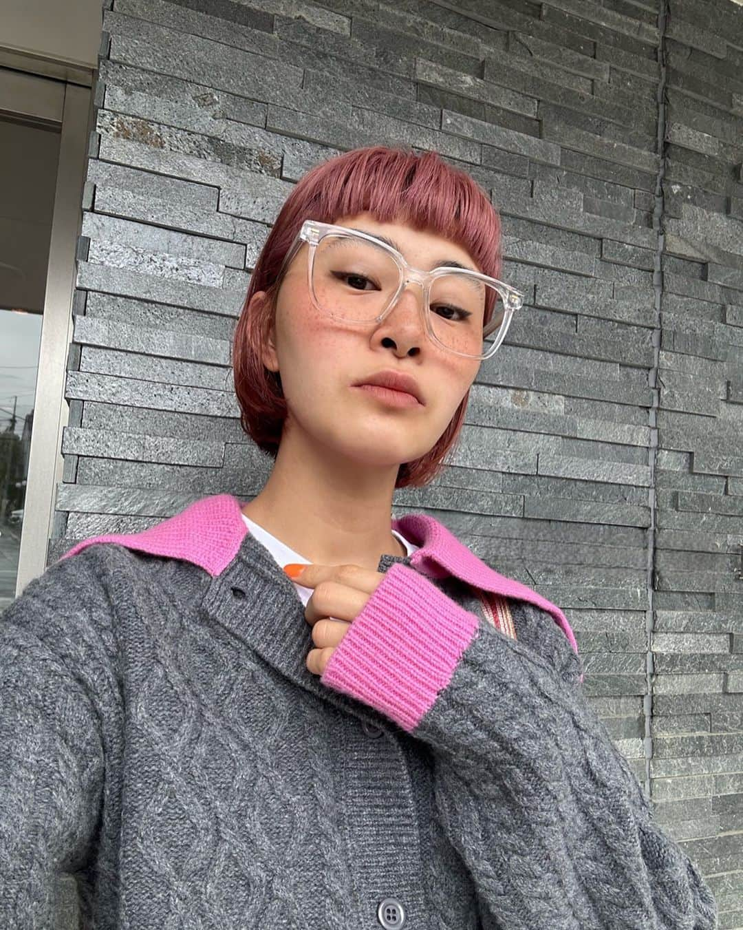 村上佳菜子さんのインスタグラム写真 - (村上佳菜子Instagram)「🌸🌸🌸 MY NEW HAIR COLOR !!! . . . 🧶 @rye_tender  👕 @diesel  . . #PINK #pinkpinkpink #pinkhair  #hairstyle #fashion #fashionblogger  #fashionista #ピンク #ピンクヘア #ヘアカラー #ヘアアレンジ #美容室 #ファッション #おしゃれさんと繋がりたい  #ファッション好きな人と繋がりたい  #粉色 #粉色头发　#发型 #时尚  #instagood  #데일리　#좋아요　#팔로우　#패션　 #데일리룩　#오오티디  #셀카」4月26日 10時15分 - kanako_m_official