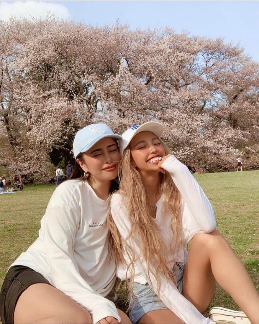 のインスタグラム：「🌳🌸🩵🫶🏼  @plus_eau のトリートメント強すぎ🩵🫶🏼 ずっとブリーチ族で、ちょい前とかまじで 切れ毛やばくて、良さそうなもの 色んなもの試してきたけど、 最近また新たにブリーチもしたのに ブリーチする前よりも艶と柔らかさと ツルツルさ蘇ってきてくれて、嬉しいぃぃ🥰🫧🫶🏼  @yuma_316 が使ってくれた @olaplex の入ったブリーチも めちゃよかったみたい❣ ありがとう🥹🧴🫧🙌🏼  そして早く自然の中に裸足でゆきたい🌳 寝っ転びたい🌞😌🧡」