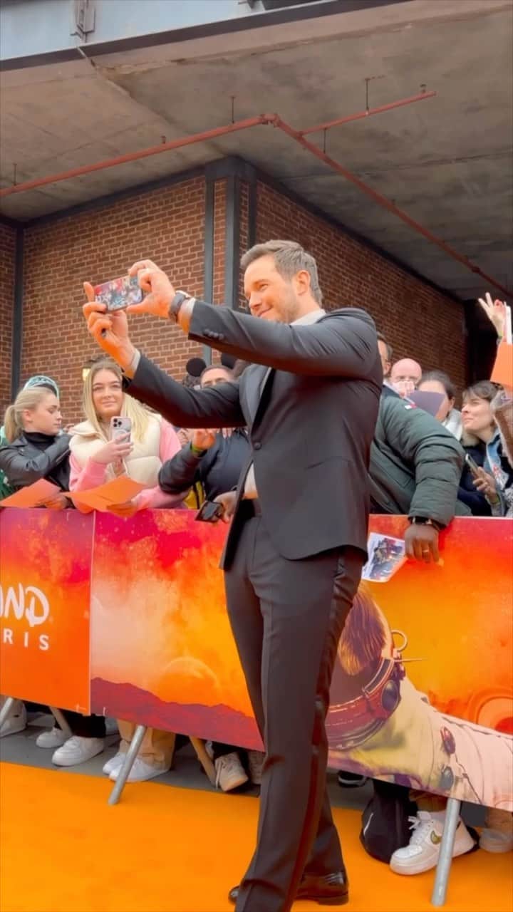 クリス・プラットのインスタグラム：「Thats’s a wrap on the #gotgvol3 international press tour! Thank you to everyone who came out to celebrate with us - we can’t wait for you all to join us on this final ride 🚀 Arrives in theaters May 5th!」