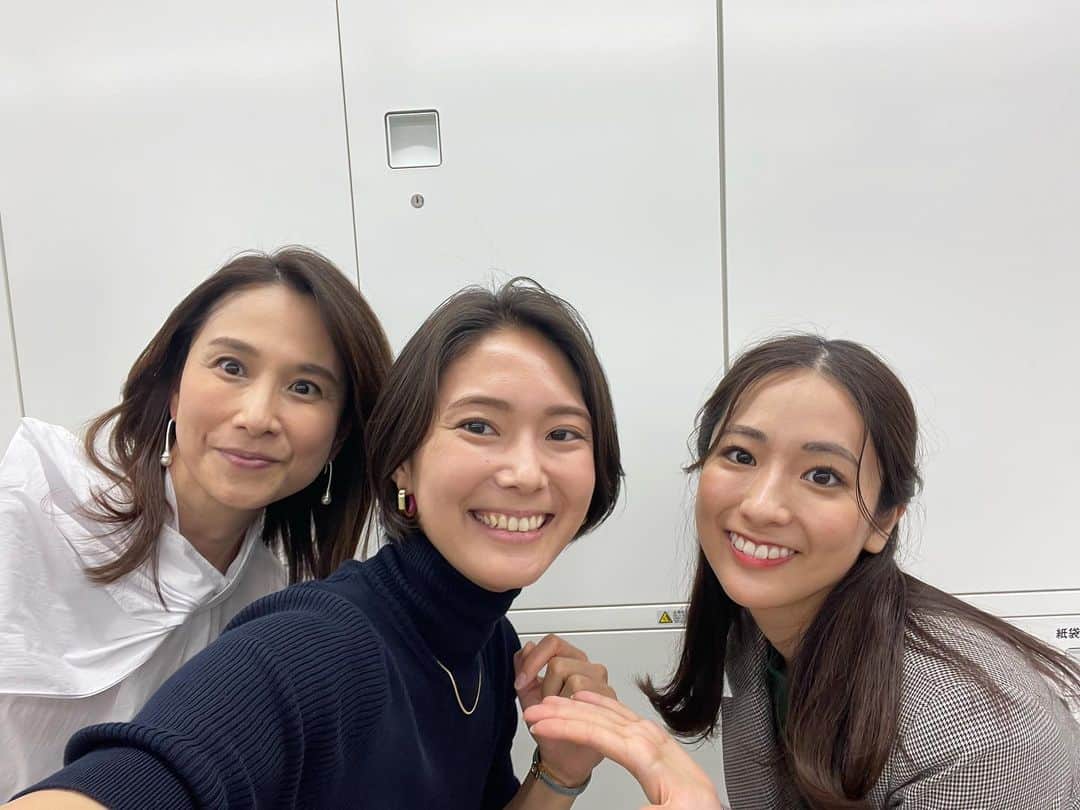 小林由未子のインスタグラム：「. 先日、ひっさびさに出社した時に 小倉さんとまこちゃんに会いました!! 久々に皆さんにお会いして テンション上がって 「写真撮ってくださーいっ!」って 思わずお願いしてしまいました🤭  #小倉弘子アナ  #田村真子アナ  #すごくミーハーな私」