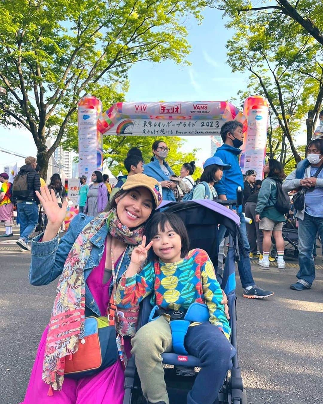 龍円愛梨のインスタグラム：「東京レインボープライド2023🌈  東京パートナーシップ制度に一緒に取り組んだ藤井あきら都議と遊びに行きました🌟  今年度は #東京都 がブース出店しました。宣誓制度や、差別を禁止する東京都人権尊重条例に関する展示のほか、パートナーも東京で里親になれることについて、ご案内してました！  多様な家族のカタチが普通のこととなるように、今後も取り組んでいきます‼️  #trp」