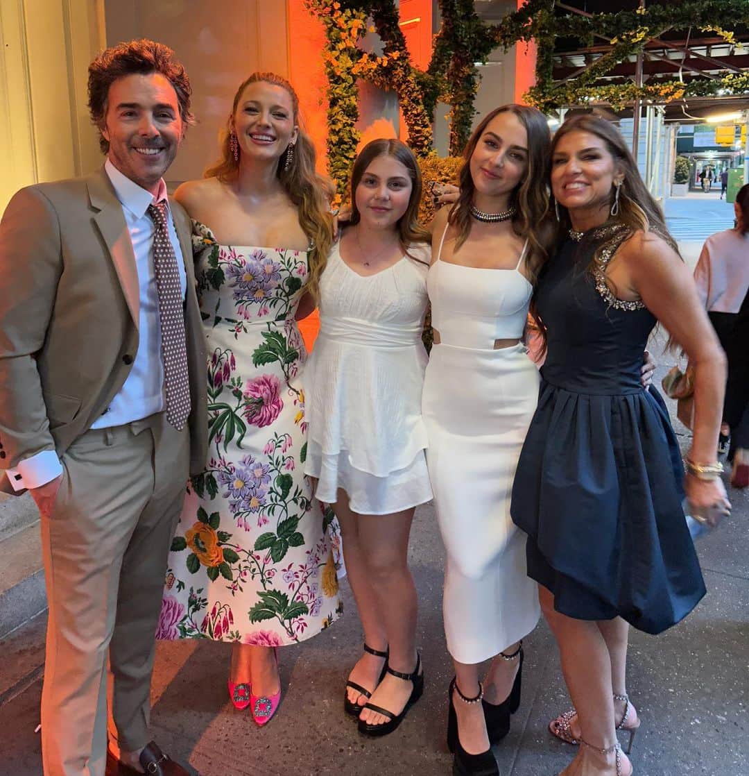 のインスタグラム：「this is my new family now  @serenalevy @slevydirect @sophie_levy congratulations on all you’ve done for @barnardcollege I loved celebrating you but I mostly loved having and excuse to wear neon and heels  🧥 @sergiohudson  👗 @carolinaherrera  👠 @manoloblahnik  💎 @brentnealejewelry @lorraineschwartz  💇‍♀️ @jennifer_yepez  💄 @cgonzalezbeauty」