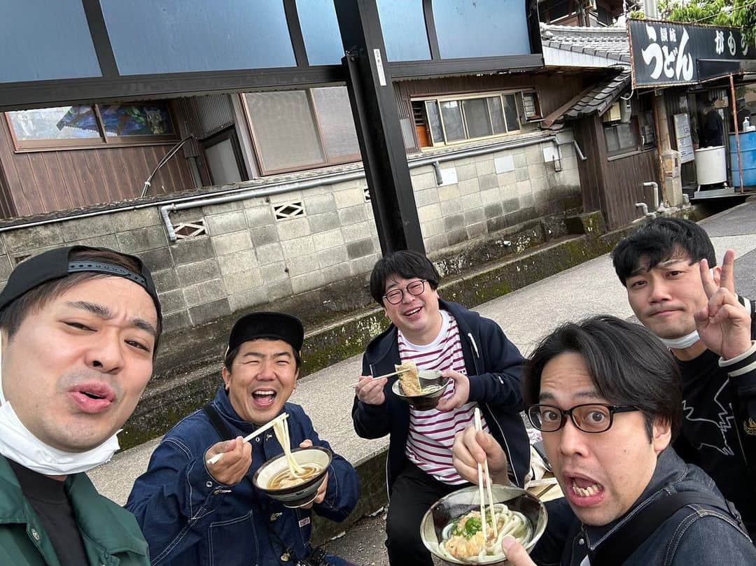 梶剛のインスタグラム：「向さんが香川県に遊びにきてくれた✌︎('ω'✌︎ )  うどんツアーや！！！  #香川県 #讃岐うどん #がもう」