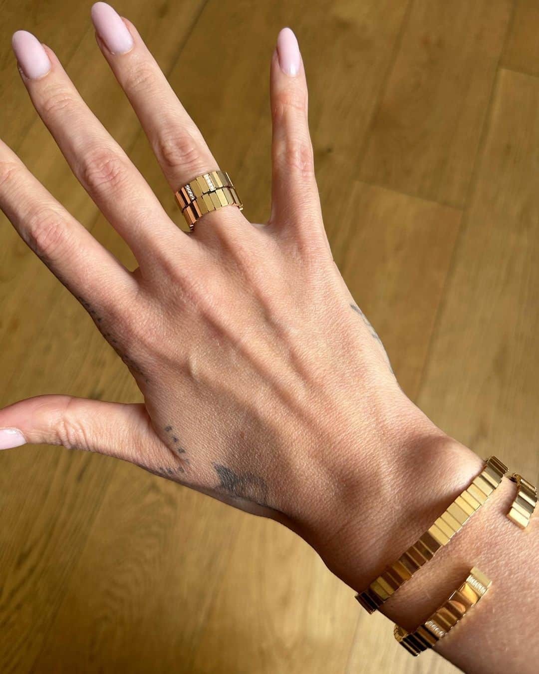 キアラ・フェラーニさんのインスタグラム写真 - (キアラ・フェラーニInstagram)「Shining in @dior today ✨ Wearing the golden bracelets, earrings and rings of the beautiful #GemDior collection 😍 #adv #DiorJoaillerie」4月26日 21時41分 - chiaraferragni