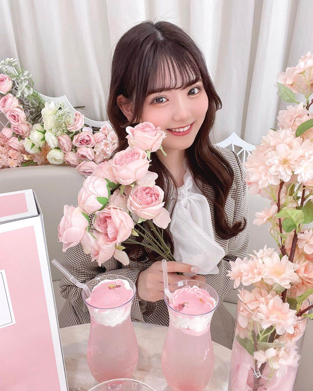 石田萌依さんのインスタグラム写真 - (石田萌依Instagram)「⁡ ⁡ ⁡ お花のなかに埋もれたい〜🌸🤍 ⁡ ⁡ ⁡ #miao#自撮り#大学生#JD#アイドル#偶像#Japanese#ハーフ#Japan#idol #fff#いいね返し#f4f#Tokyo東京#東京カフェ#東京スイーツ#スイーツ#フレンチガーリー#リゼクシー#RESEXXY#アフタヌーンティー#アフヌン#桜アフヌン#春アフヌン#桜アフタヌーンティー#表参道アフタヌーンティー#青山アフタヌーンティー#渋谷アフタヌーンティー#moskaby#tittyandco」4月26日 21時41分 - moe_ux_xu_