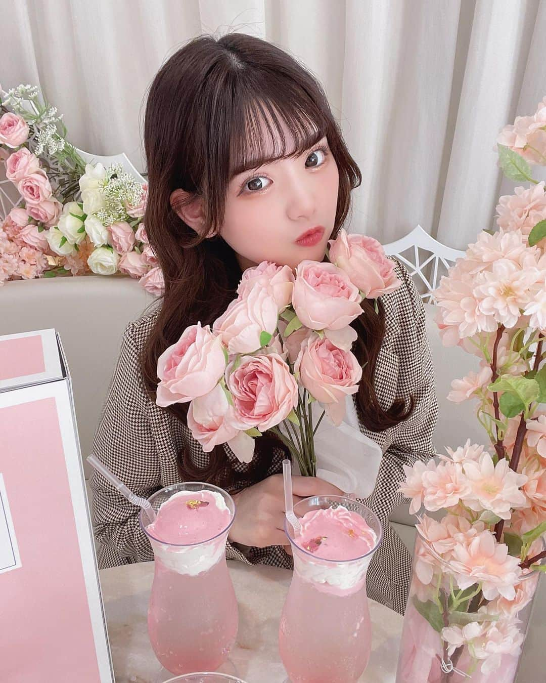 石田萌依さんのインスタグラム写真 - (石田萌依Instagram)「⁡ ⁡ ⁡ お花のなかに埋もれたい〜🌸🤍 ⁡ ⁡ ⁡ #miao#自撮り#大学生#JD#アイドル#偶像#Japanese#ハーフ#Japan#idol #fff#いいね返し#f4f#Tokyo東京#東京カフェ#東京スイーツ#スイーツ#フレンチガーリー#リゼクシー#RESEXXY#アフタヌーンティー#アフヌン#桜アフヌン#春アフヌン#桜アフタヌーンティー#表参道アフタヌーンティー#青山アフタヌーンティー#渋谷アフタヌーンティー#moskaby#tittyandco」4月26日 21時41分 - moe_ux_xu_