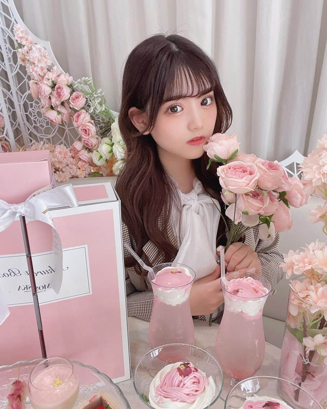 石田萌依さんのインスタグラム写真 - (石田萌依Instagram)「⁡ ⁡ ⁡ お花のなかに埋もれたい〜🌸🤍 ⁡ ⁡ ⁡ #miao#自撮り#大学生#JD#アイドル#偶像#Japanese#ハーフ#Japan#idol #fff#いいね返し#f4f#Tokyo東京#東京カフェ#東京スイーツ#スイーツ#フレンチガーリー#リゼクシー#RESEXXY#アフタヌーンティー#アフヌン#桜アフヌン#春アフヌン#桜アフタヌーンティー#表参道アフタヌーンティー#青山アフタヌーンティー#渋谷アフタヌーンティー#moskaby#tittyandco」4月26日 21時41分 - moe_ux_xu_